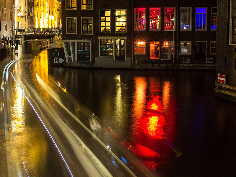 Власти Амстердама ввели более строгие правила проведения мероприятий в центре города. Согласно им, в квартале красных фонарей больше нельзя будет проводить экскурсии