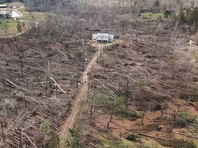 В США мощный торнадо оставил невредимым дом, оказавшийся в эпицентре стихии