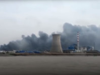 От пожара после мощного взрыва на химзаводе в Китае погибло 44 человек (ВИДЕО)