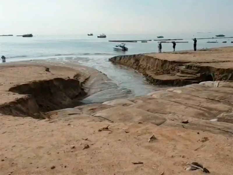 Потоки воды во время сильного шторма в Паттайе привели к огромным вымоинам на пляжах