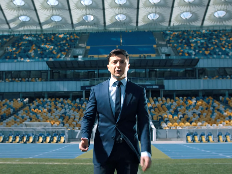 3 апреля Зеленский в видеообращении к Порошенко предложил провести дебаты на "Олимпийском" - крупнейшем стадионе Киева и одном из крупнейших в Европе. Он вмешает более 70 тысяч человек