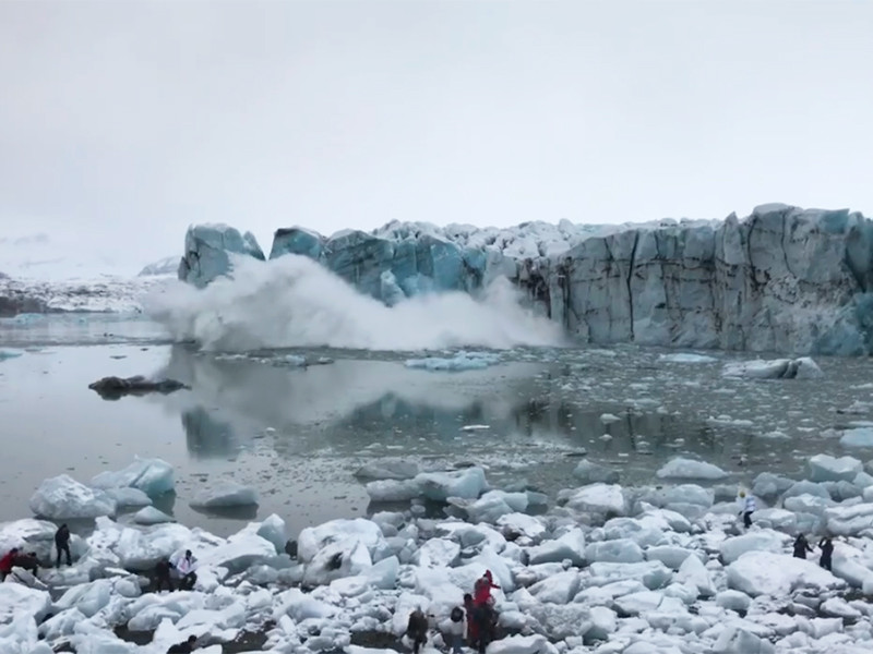 31 марта на юго-востоке Исландии туристам пришлось спасаться бегством от больших волн, вызванных обвалом льда с выводного ледника Брейдамеркурйокудль