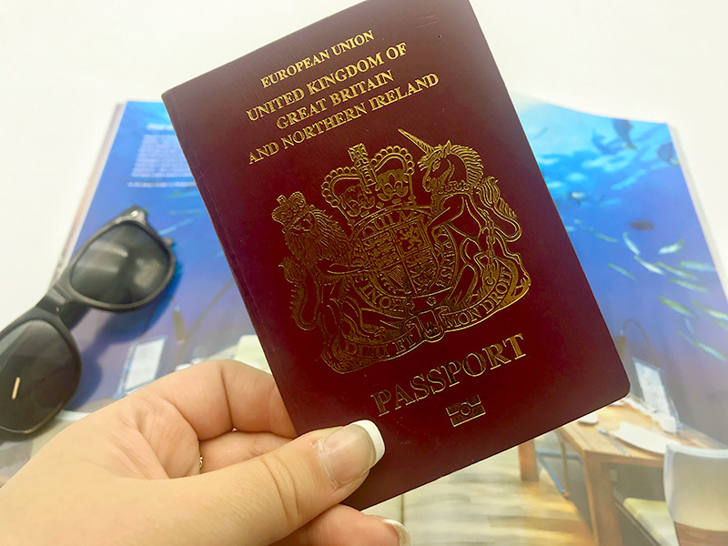 Brexit еще не свершился, а британцам уже начали выдавать паспорта без пометки "Европейский союз"
