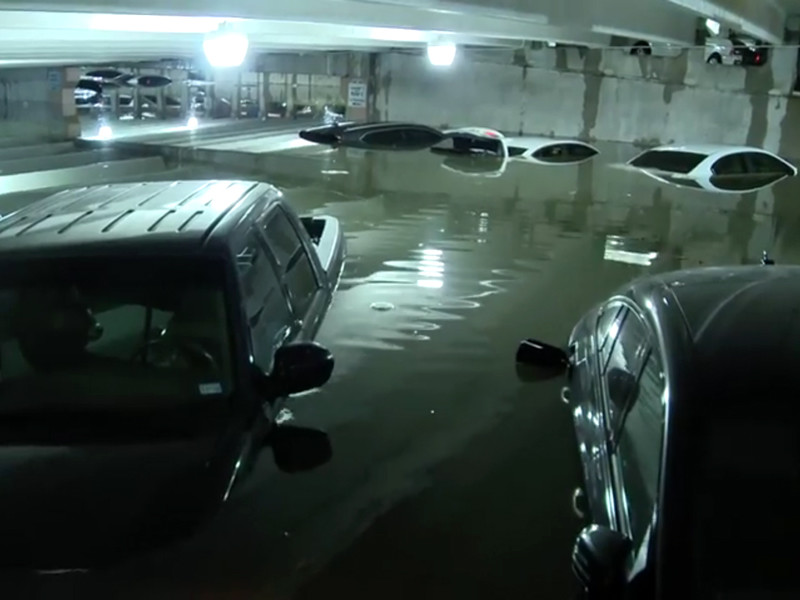 Большие проблемы сильные осадки доставили аэропорту Даллас/Лав-Филд. Прошлой ночью здесь выпало более 7,5 см осадков, в результате чего с таким объемом воды не справился дренаж подземной парковки, в которой находились десятки автомобилей