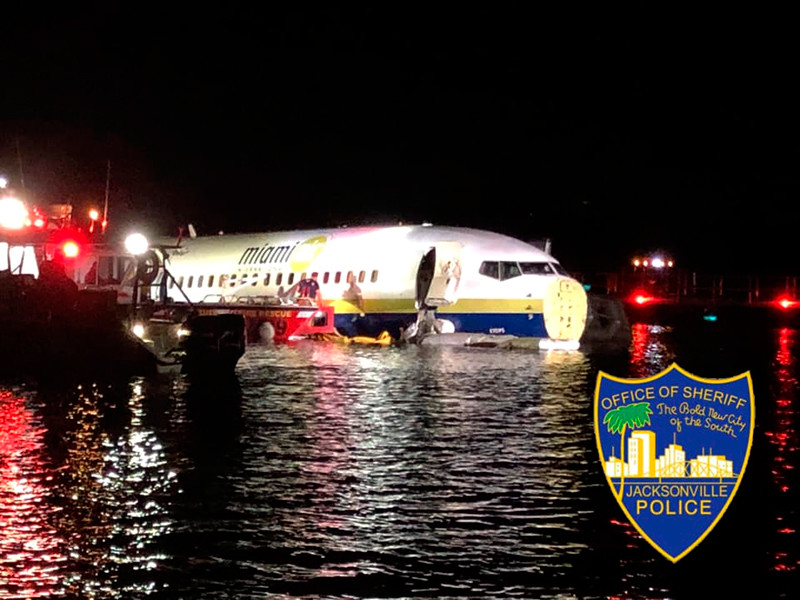 Летевший из Гуантанамо пассажирский Boeing съехал в реку во Флориде

