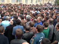 Милиция усилила охрану у здания парламента Абхазии, где проходит акция в связи с предполагаемым отравлением лидера оппозиции