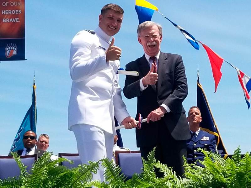 Джон Болтон на церемонии выпуска в Академии Береговой охраны США в Нью-Лондоне (штат Коннектикут)