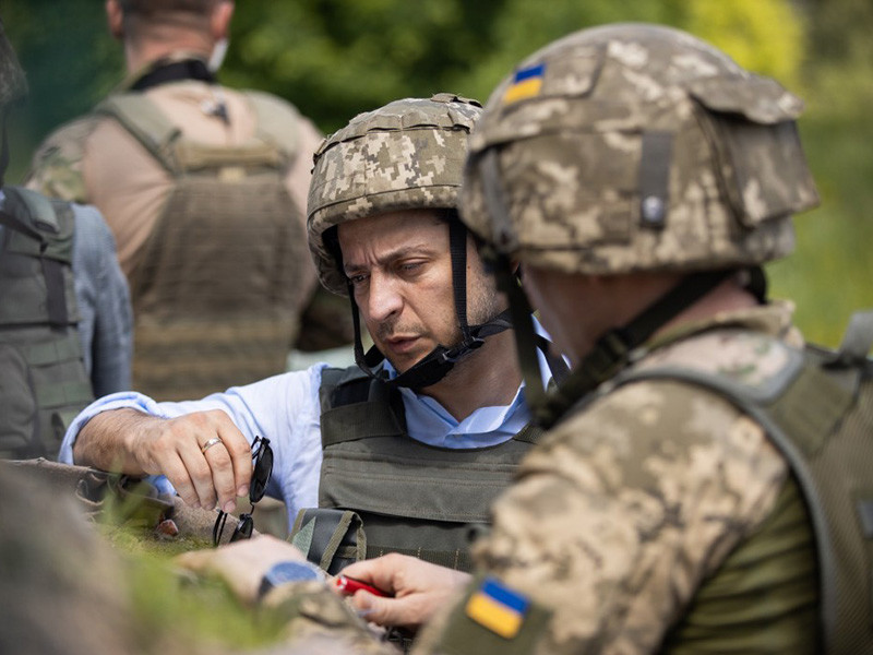 Владимир Зеленский впервые в качестве президента посетил позиции ВСУ на подконтрольной Киеву территории Луганской области. Об этом говорится в сообщении на сайте главы государства