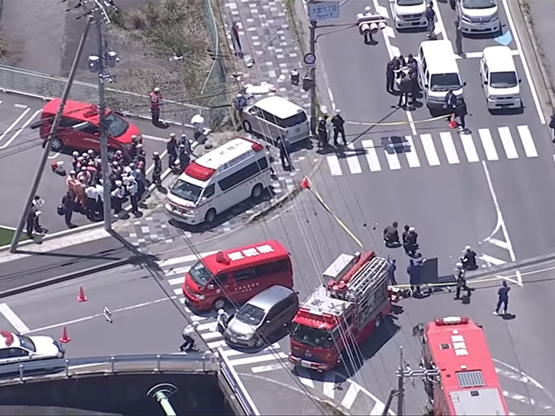 В японском городе Оцу, префектура Сига, автомобиль врезался в толпу воспитанников детского сада, двое детей погибли, 13 госпитализированы