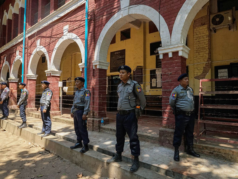 Два журналиста информационного агентства Reuters Ва Лон и Кяу Су Оо, расследовавшие убийства мусульман-рохинджа в Мьянме и приговоренные к семи годам тюрьмы, вышли на свободу в рамках амнистии