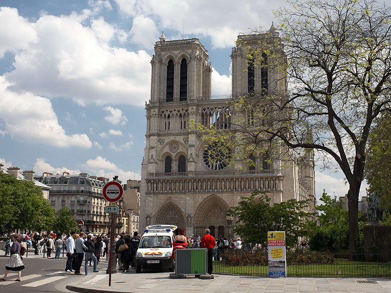 Собор Парижской Богоматери предложили увенчать прозрачным куполом с огородом 