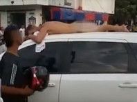 Дорога позора: в Колумбии жена наказала мужа за измену - раздела, уложила на крышу авто и возила по городу под смех прохожих (ВИДЕО)