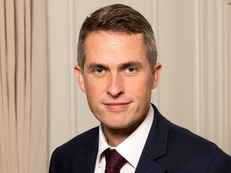 Глава Минобороны Британии уволен со скандалом после утечки секретных данных, связанных с компанией Huawei, подозреваемой в шпионаже