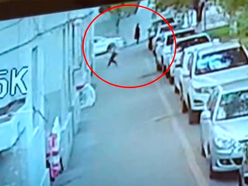 В городе Кульджа (Инин) водитель, выйдя из машины, поймал в руки упавшего с пятого этажа ребенка