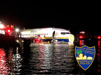 Летевший из Гуантанамо пассажирский Boeing съехал в реку во Флориде (ФОТО)