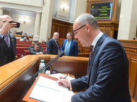 Спикер Верховной рады Андрей Парубий прямо в зале парламента подписал закон "Об обеспечении функционирования украинского языка как государственного"