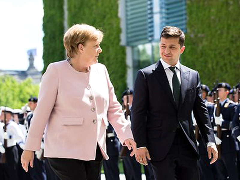 Недомогание канцлера Германии Ангелы Меркель стало одним из главных эпизодов первого визита Владимира Зеленского в Германию в качестве президента Украины