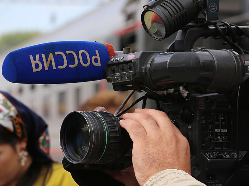 Телеканал "Россия 24" рассказал о нападении "националистов" на съемочную группу в Тбилиси, показав их драку с местным жителем

