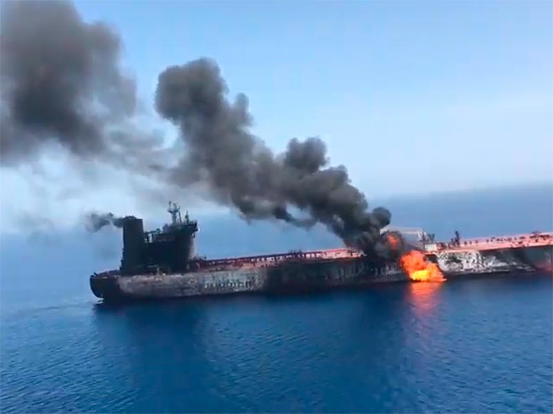 В Оманском заливе с торпедированного танкера эвакуированы 12 россиян