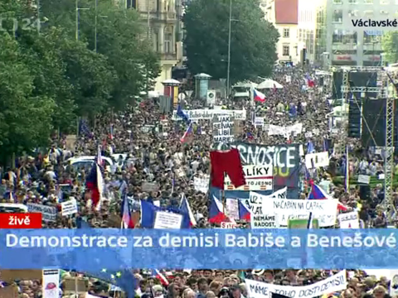 "Ты слишком засиделся!": участники самого масштабного с 1989 года митинга в Праге потребовали отставки премьер-министра Чехии (ФОТО)