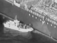 Американские военные выложили в открытый доступ видеозапись, на которой, по их утверждению, запечатлено, как лица с иранского корабля, принадлежащего Корпусу стражей исламской революции (КСИР), снимают неразорвавшуюся мину с борта танкера Kokuka Courageous