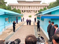 Лидеры пожали друг другу руки, находясь по разные стороны от демаркационной линии. После этого Трамп сделал шаг на территорию КНДР, став таким образом первым действующим президентом США, посетившим Северную Корею. После этого границу в обратную сторону пересек Ким Чен Ын

