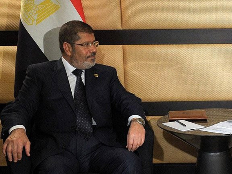Бывший президент Египта Мухаммед Мурси умер во время судебного заседания из-за сердечного приступа, сообщает Reuters со ссылкой на источник в медицинских кругах. По словам собеседника, политик страдал диабетом и у него было высокое артериальное давление
