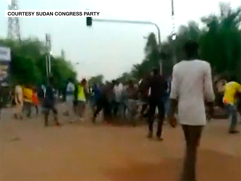 Число жертв нападения суданских сил безопасности на лагерь демонстрантов, который был организован в центре столицы страны, Хартуме, составило, по меньшей мере, 30 человек