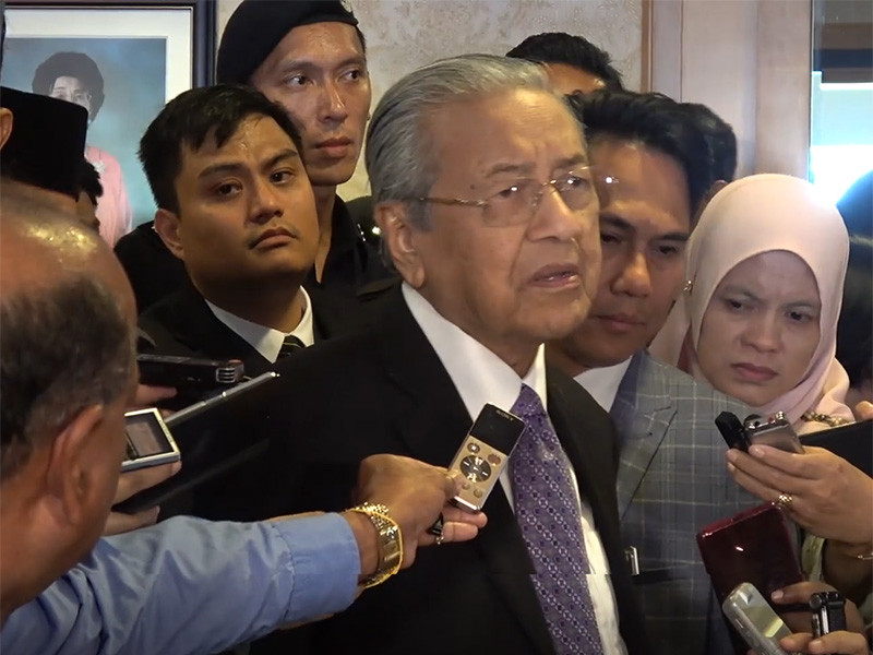 Премьер-министр Малайзии Махатхир Мохамад выразил недовольство в связи с результатами работы Совместной следственной группы (ССГ) по делу о крушении Boeing-777 рейса МН-17 на Украине в июле 2014 года и назвал их политизированными и антироссийскими