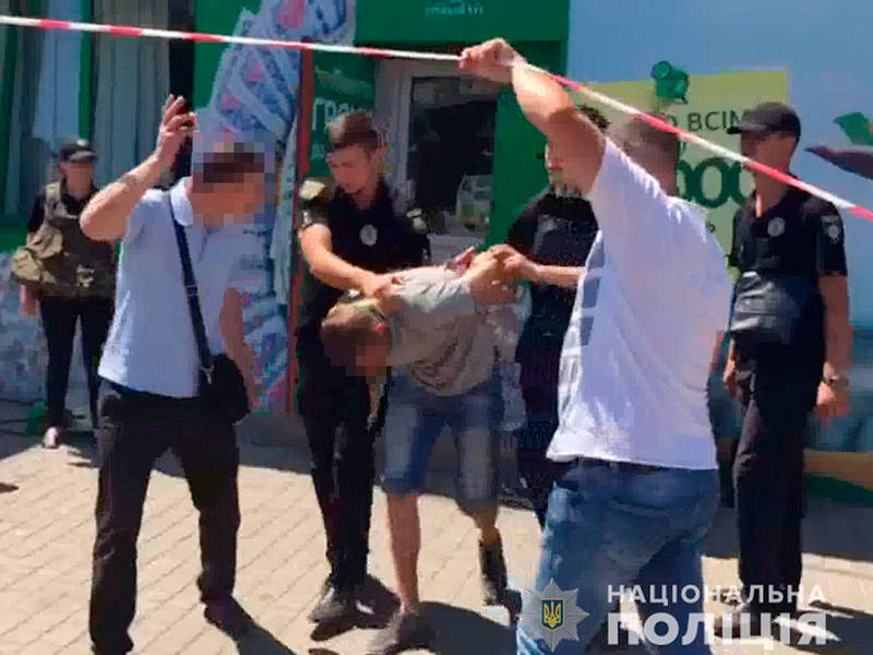 Сотрудники полиции задержали злоумышленника, который в воскресенье взял в заложники сотрудниц одного из финансовых учреждений в Одессе
