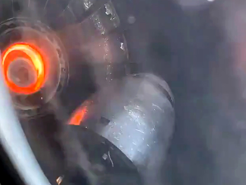 На видео, снятом Логаном Уэббом, видна металлическая деталь, подпрыгивающая внутри левого двигателя. Позже в авиакомпании уточнили, что это был носовой конус
