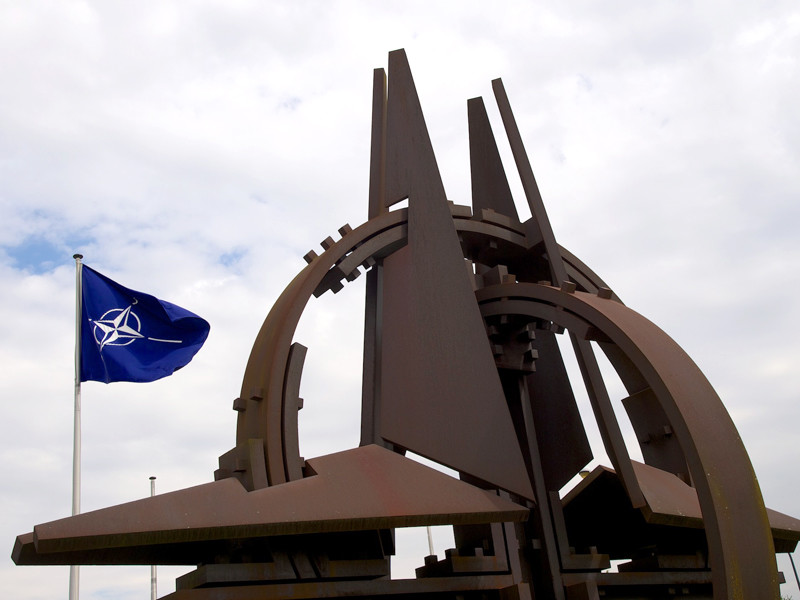 Ядерное оружие США в Европе, предположительно, размещено на шести военных базах в Бельгии, Германии, Нидерландах, Италии и Турции. Эта информация случайно попала в доклад канадского сенатора, члена Комитета по обороне и безопасности Парламентской ассамблеи НАТО Джозефа Дея