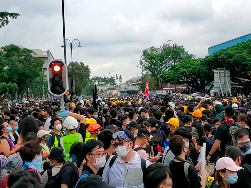 Тысячи продемократических активистов в Гонконге в воскресенье вышли на очередную антиправительственную акцию протеста
