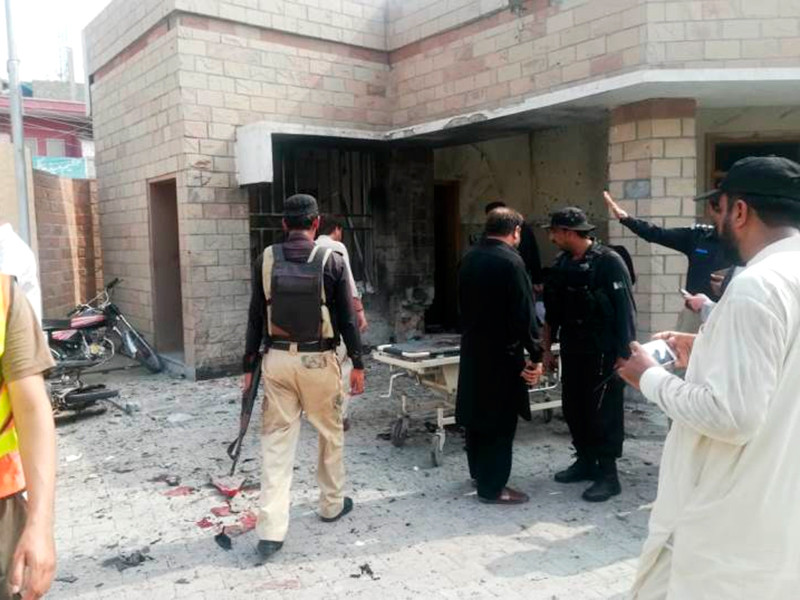 В городе Дера-Исмаил-Хан на северо-западе Пакистана экстремисты совершили нападение на контрольно-пропускной пункт на западе города, убив двух стражей полицейских

