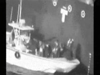 Американские военные выложили в открытый доступ видеозапись, на которой, по их утверждению, запечатлено, как лица с иранского корабля, принадлежащего Корпусу стражей исламской революции, снимают неразорвавшуюся мину с борта танкера Kokuka Courageous, подвергшегося нападению в Оманском заливе