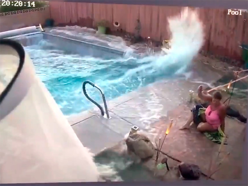 Во время землетрясения в Калифорнии волна "цунами" в бассейне чуть не смыла женщину