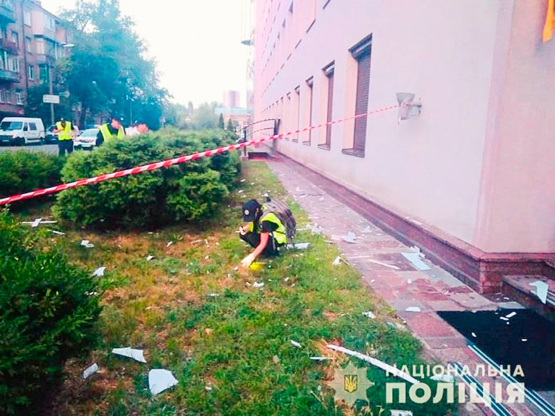 В Киеве проводится специальная полицейская операция по задержанию злоумышленников, обстрелявших из гранатомета здание телеканала "112 Украина"

