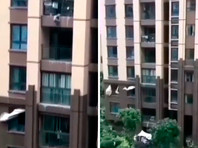 В Китае выпавшего с шестого этажа ребенка поймали, растянув одеяло (ВИДЕО)