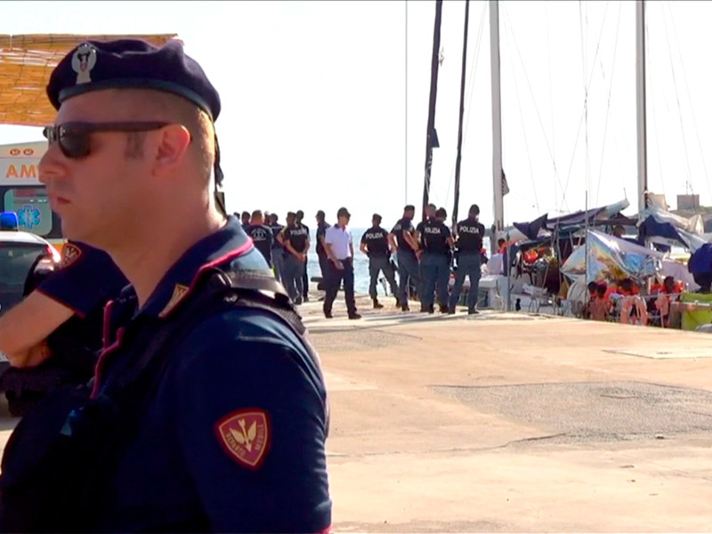 Италия конфисковала судно, доставившее в страну спасенных в море мигрантов

