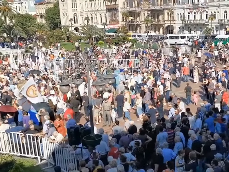 Несколько десятков тысяч человек приняли в воскресенье участие в митинге за нормализацию отношений с Россией, состоявшемся в Батуми по инициативе оппозиционной партии "Альянс патриотов Грузии"
