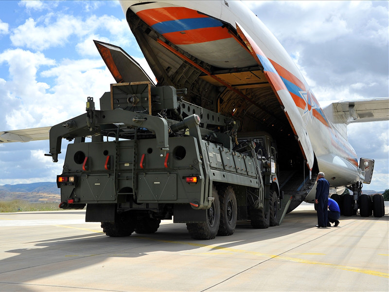 Министерство национальной обороны Турции сообщило о начале поставок компонентов российских зенитных ракетных комплексов (ЗРК) С-400 "Триумф"