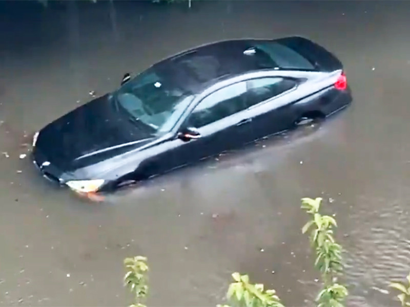 В Балтиморе, который является крупнейшим городом Мэриленда, ветер валил деревья, выпал крупный град, а проливной дождь привел к наводнению