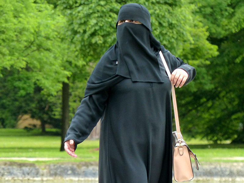 Запрет, введенный после многолетних споров, касается ношения таких предметов гардероба, как например, мусульманское покрывало - паранджа, а также никаб