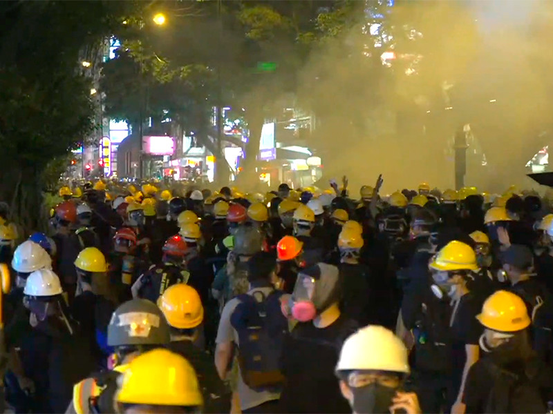 Тысячи демонстрантов вышли в воскресенье на новые несанкционированные акции протеста в районе Шам Шуй По в материковой части Гонконга, а также в квартале Козуэй-бэй на острове Гонконг

