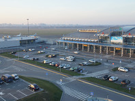 Сотрудники киевского аэропорта сообщили Hromadske, что в пассажирском терминале не ожидают рейсов из России. Родственники одного из моряков сообщили "Крым.Реалии", что они уже в Киеве и встреча в аэропорту не планируется