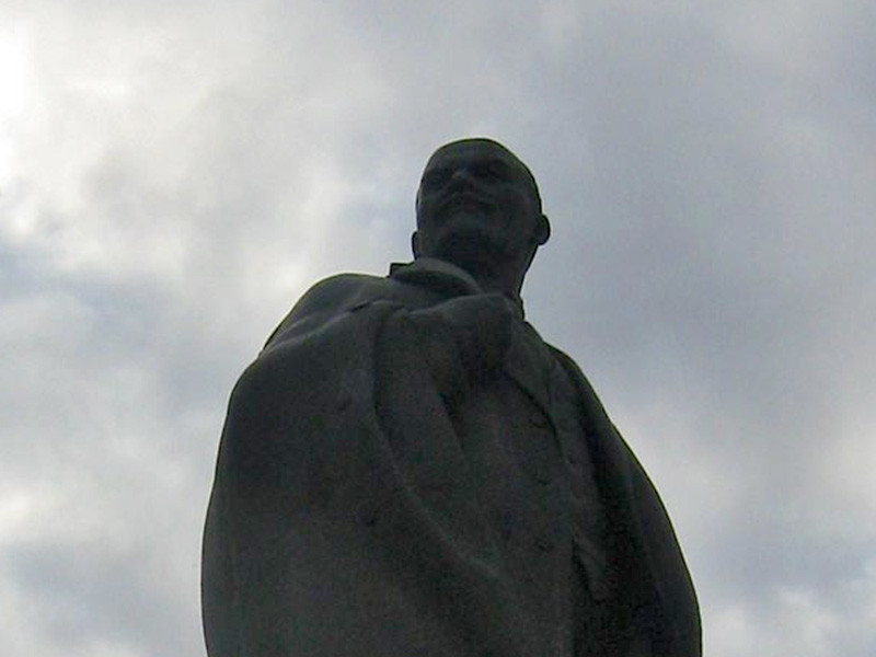 В Днепропетровской области Украины выставили на торги бронзовый памятник Владимиру Ленину, который демонтировали в рамках закона о декоммунизации