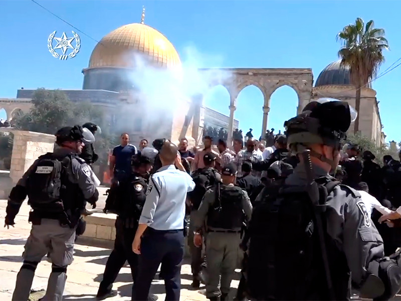 На Храмовой горе в Иерусалиме произошли столкновения между мусульманами, собравшимися на моления в честь праздника 'Ид аль-адха (Курбан-байрам), и силами израильской полиции
