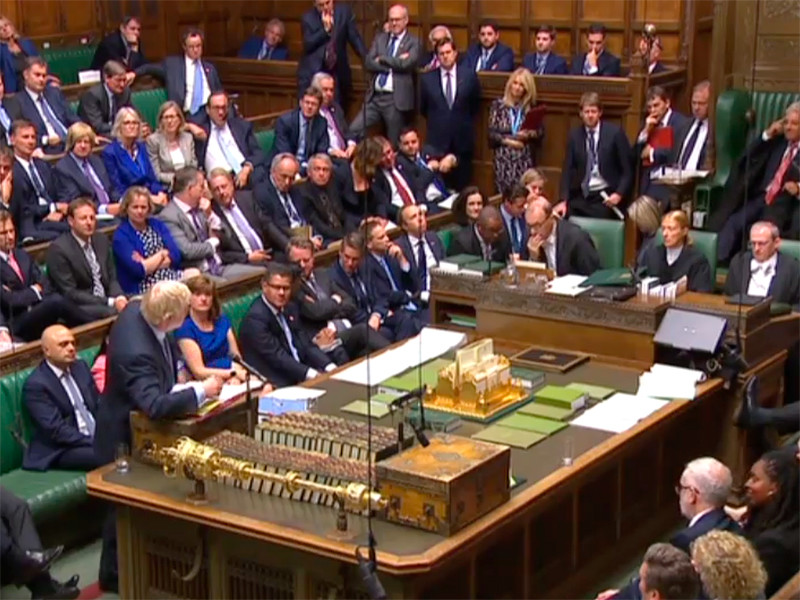 Палата общин британского парламента в третьем чтении приняла законопроект, обязывающий правительство премьер-министра Бориса Джонсона отсрочить выход страны из состава Евросоюза на три месяца - до 31 января 2020 года