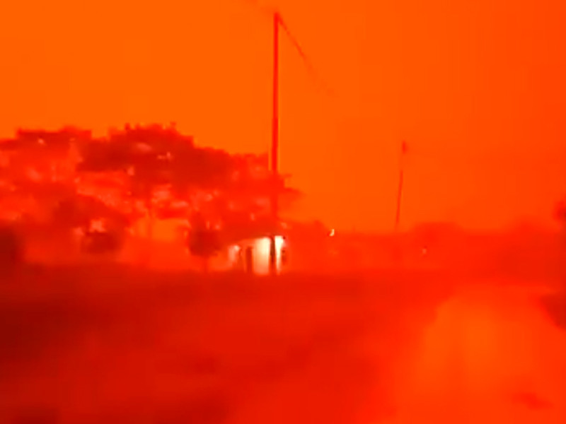 Из-за дыма природных пожаров красная мгла окутала деревню в Индонезии