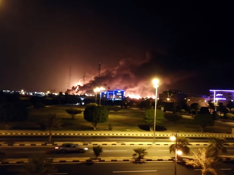 В ночь на 14 сентября хуситы атаковали предприятия саудовской национальной нефтяной компании Saudi Aramco на востоке страны 10 беспилотниками. Нападению подвергся крупнейший в мире нефтеперерабатывающий комплекс вблизи города Абкайк, где проживает много западных специалистов, а также НПЗ в районе Хурайс